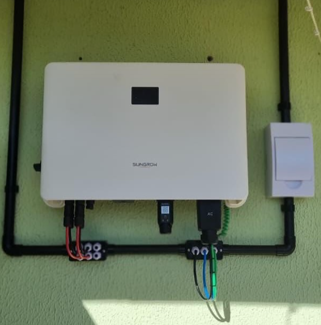 Inversor solar instalado — XAP Energy Solar